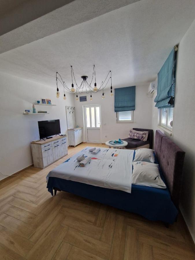 Studio Apartman Happy Home تيفات المظهر الخارجي الصورة